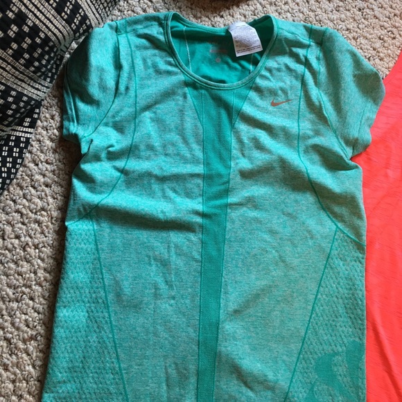Workout shirts by Nike - Picture 6 of 7