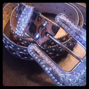 Leather belt. Silver buckle. Leopard jeweled XL