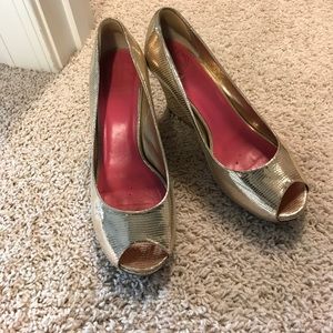 Lilly Pulitzer gold wedges