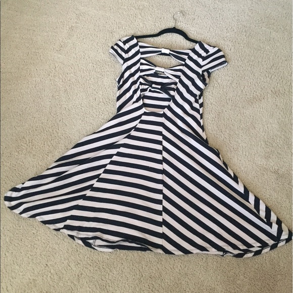 Flattering Striped Open Back Dress with Bows - Picture 2 of 3