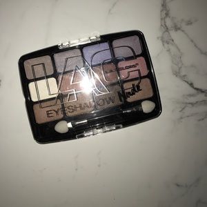 NEVER BEFORE USER LA COLORS EYESHADOW PALETTE