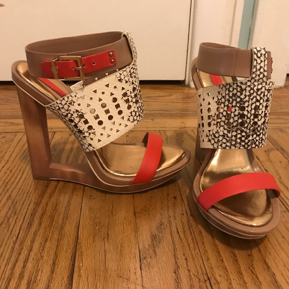 BCBGMAXAZRIA Meteur Cutout Wooden Wedge