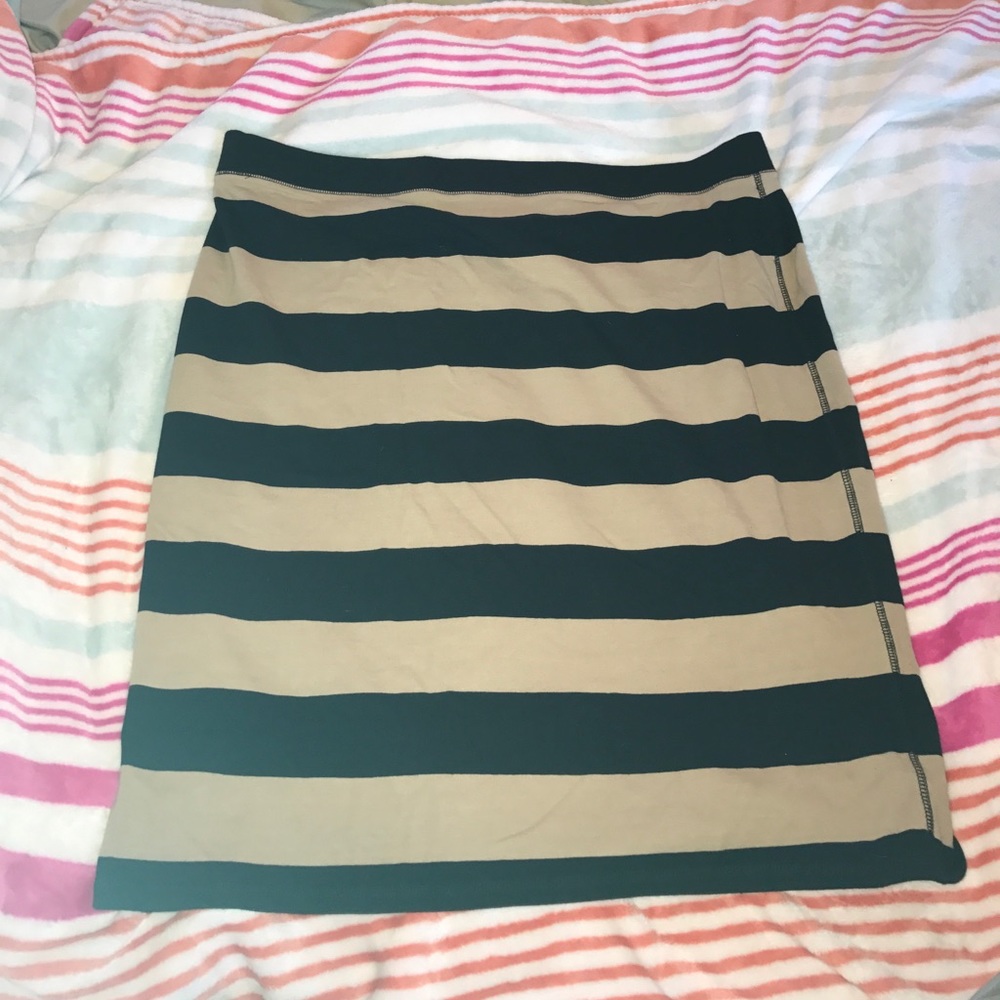 💟 Fitted Skirt - Picture 1 of 2