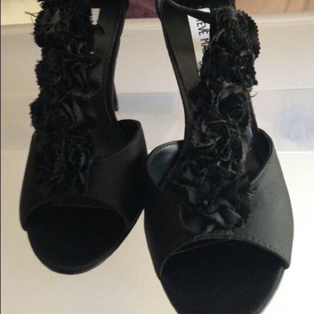 Size 8 Steve Madden black heel with floral detail