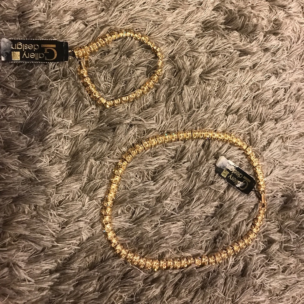 Beautiful necklace and bracelet color gold.