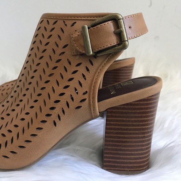 •Perforated Peep Toe Booties• - Picture 3 of 7