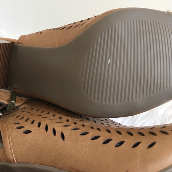 •Perforated Peep Toe Booties• - Picture 4 of 7