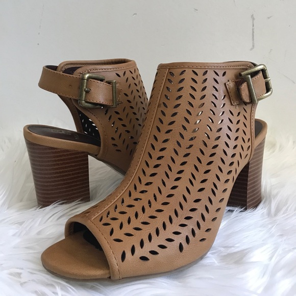•Perforated Peep Toe Booties• - Picture 6 of 7