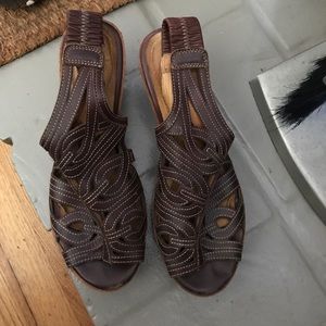 Cut out leather heelless wedges