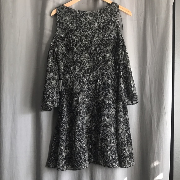 Zara • Printed Floral Cold Shoulder Flowy Dress - Picture 7 of 8