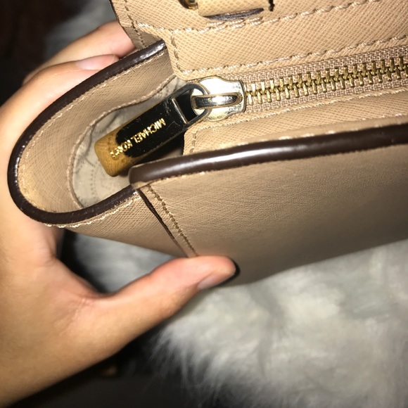 SOLD!!Michael Kors Small Selma - Picture 3 of 8