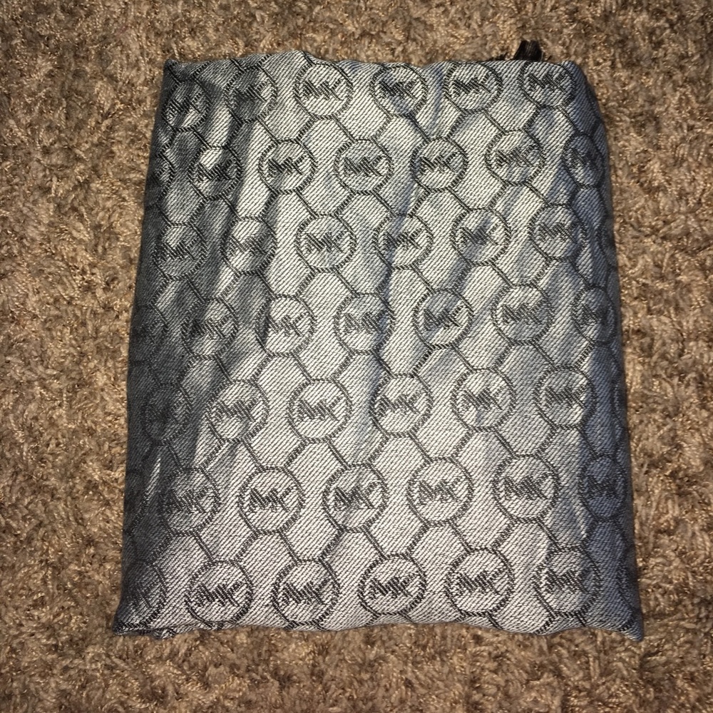AUTHENTIC MICHAEL KORS WRAP SCARF