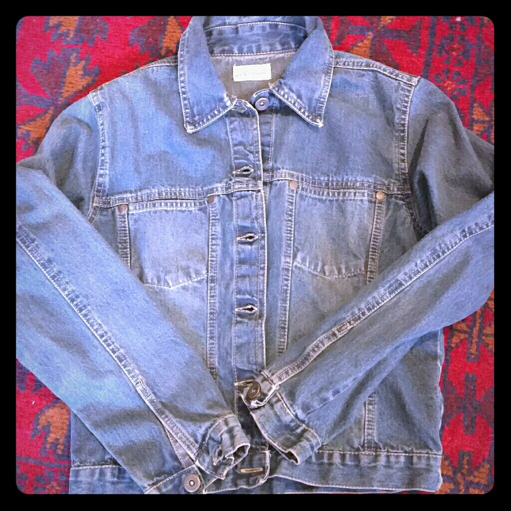 VTG European women's jean jacket - flattering fit