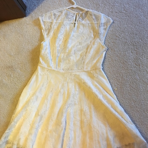 Lace dress - Picture 4 of 5