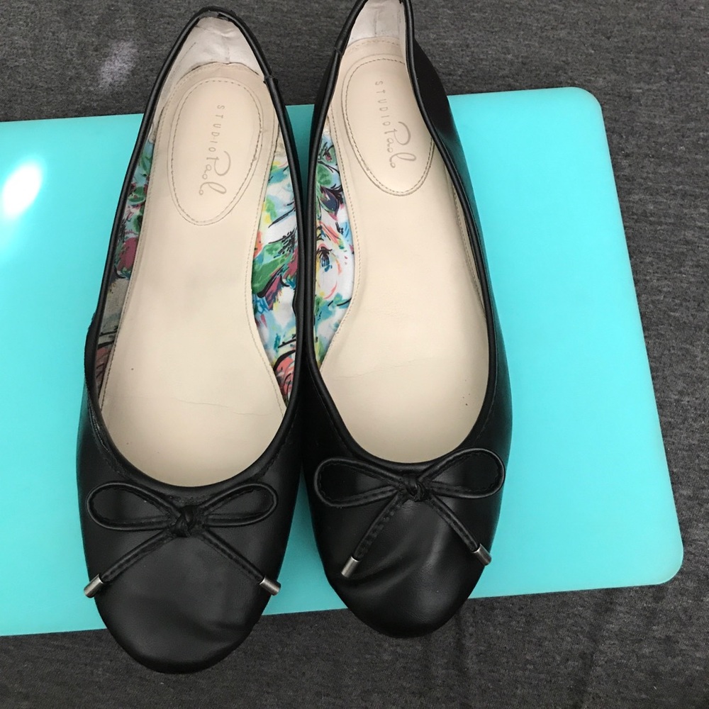 Black ballerina flats