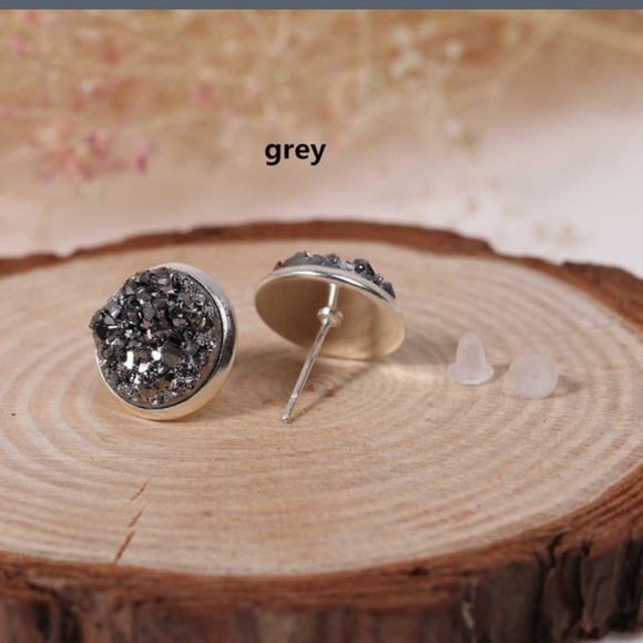 🔥LAST PAIR!🔥 Dark Grey Druzy Earrings - Picture 2 of 2