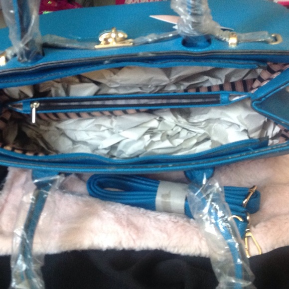 Isabelle Vegan bag with lock and shoulder strap - Picture 4 of 7