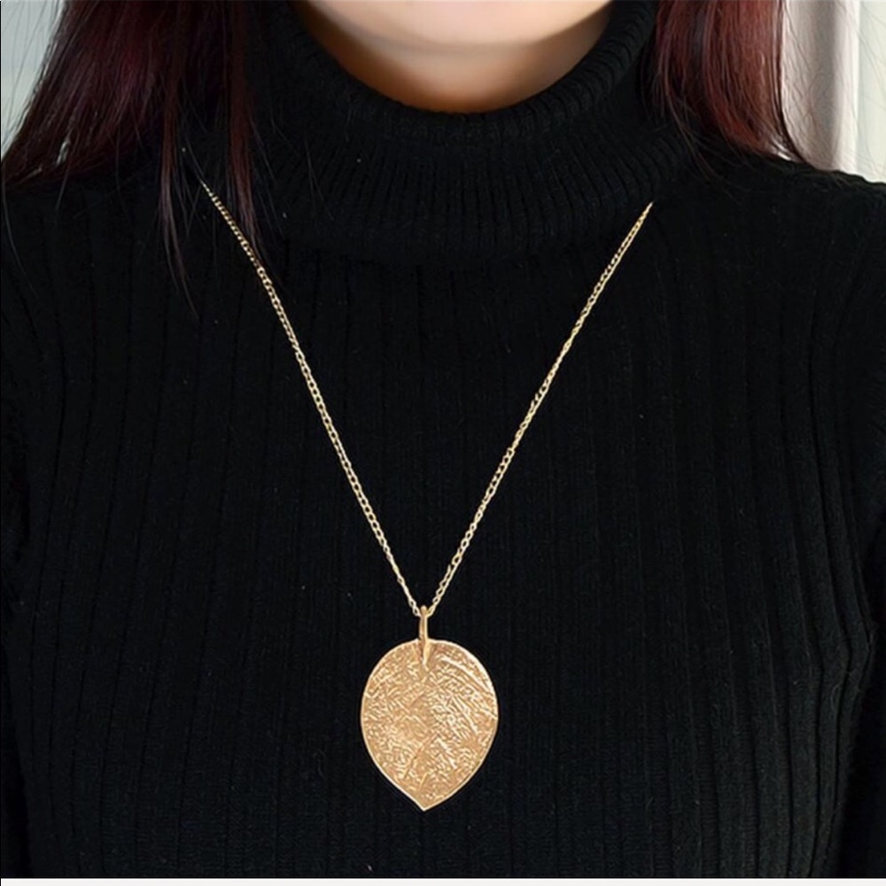 In stock!!!!!!- 18k ygp gorgeous detailed Leaf 30"