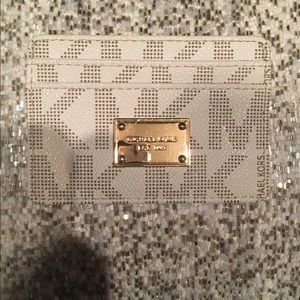 EUC MICHAEL KORS VANILLA  CREDIT CARD HOLDER