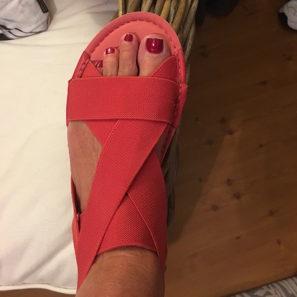 Red elastic sandals - Picture 3 of 5