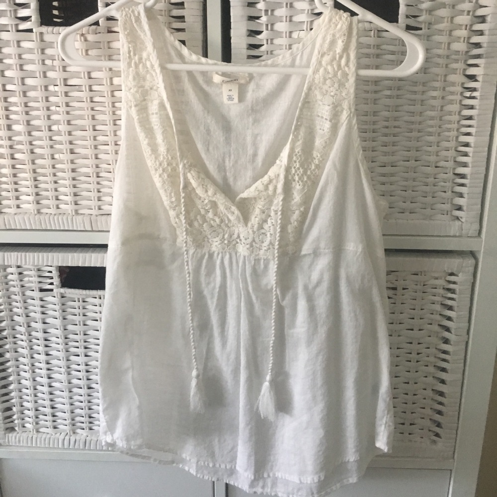 white tank w/ lace detailing and front ties!