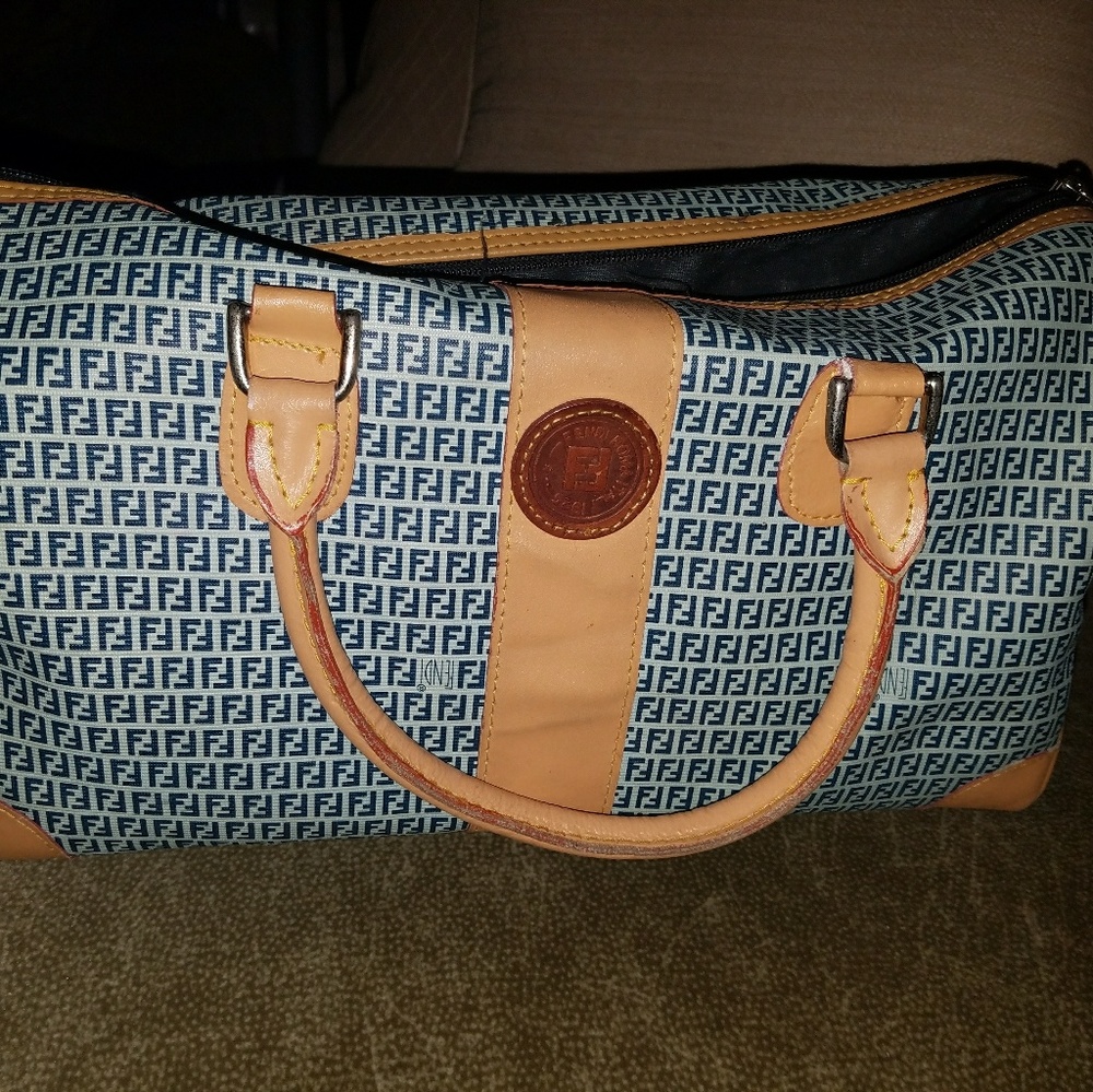 ♡ONE HOUR SALE♡AUTHENTIC FENDI BARREL BAG