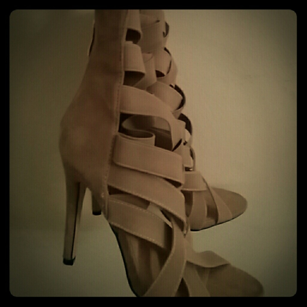 Sexy tan heels 👠