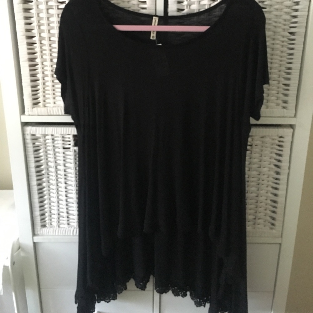 LF black high-low tee!