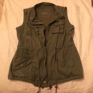 Green army vest, worn a few times great condition!