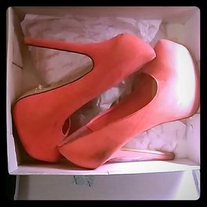 Fuchsia pink closed-toe heels