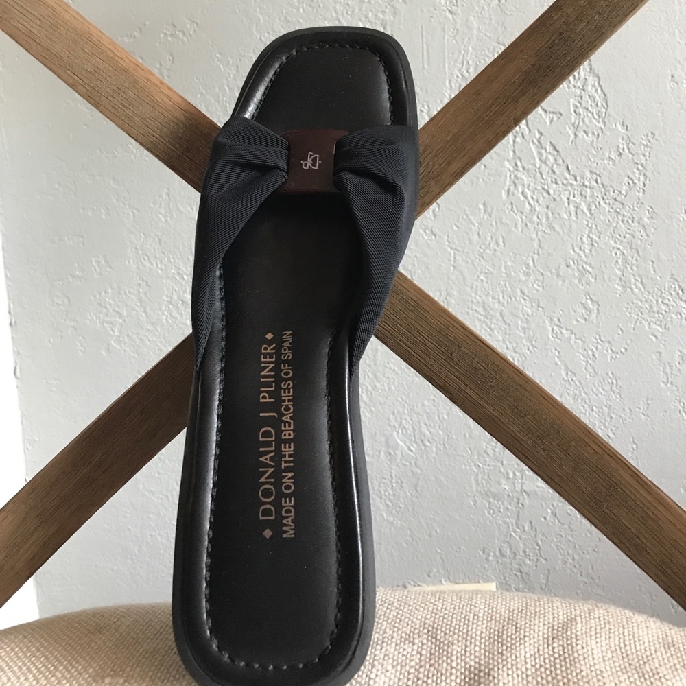 Black wedges