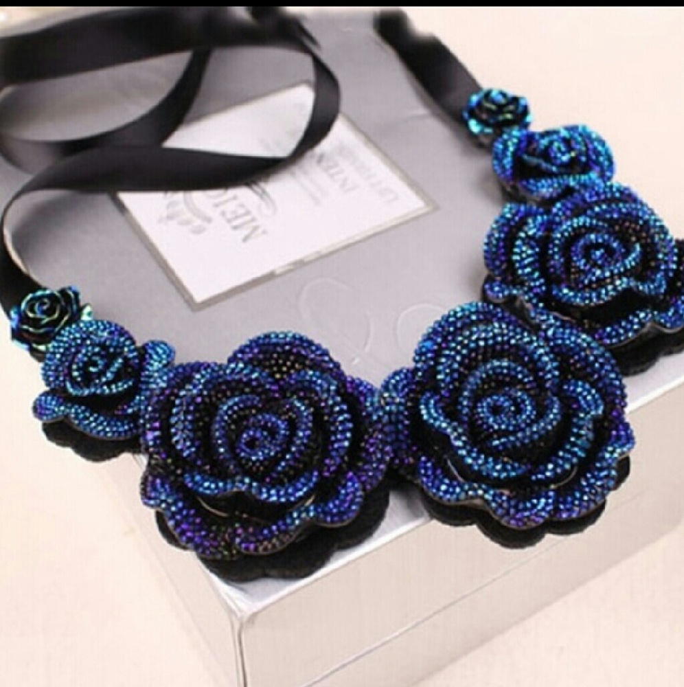 New Gorgeous Blue Flower Necklace