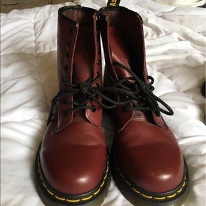 NEW WITHOUT TAGS MAROON DOC MARTINS