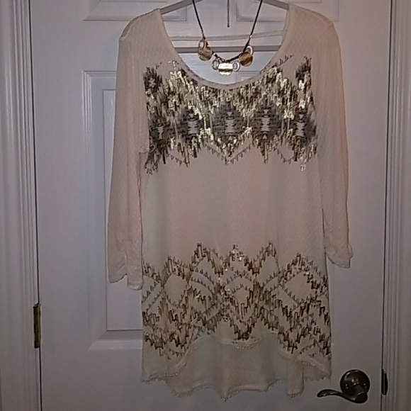 Maurices Tops - HOST PICK!! 👏🛍️💚 Light weight high low top XL