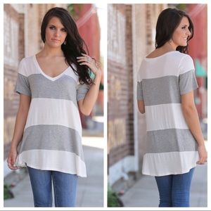 🆕HP 7/22 🎉Grey Striped V Neck