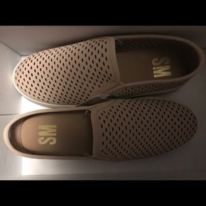 Casual slide on shoes