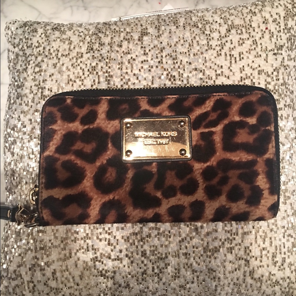 EUC Michael Kors Jet Set Large IPhone Wristlet