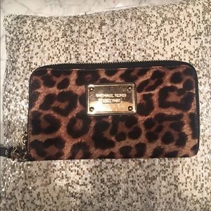 EUC Michael Kors Jet Set Large IPhone Wristlet