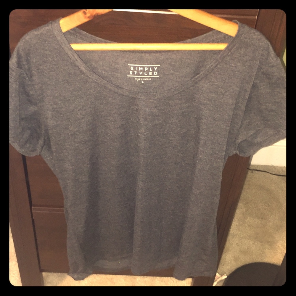 Women's gray t-shirt.