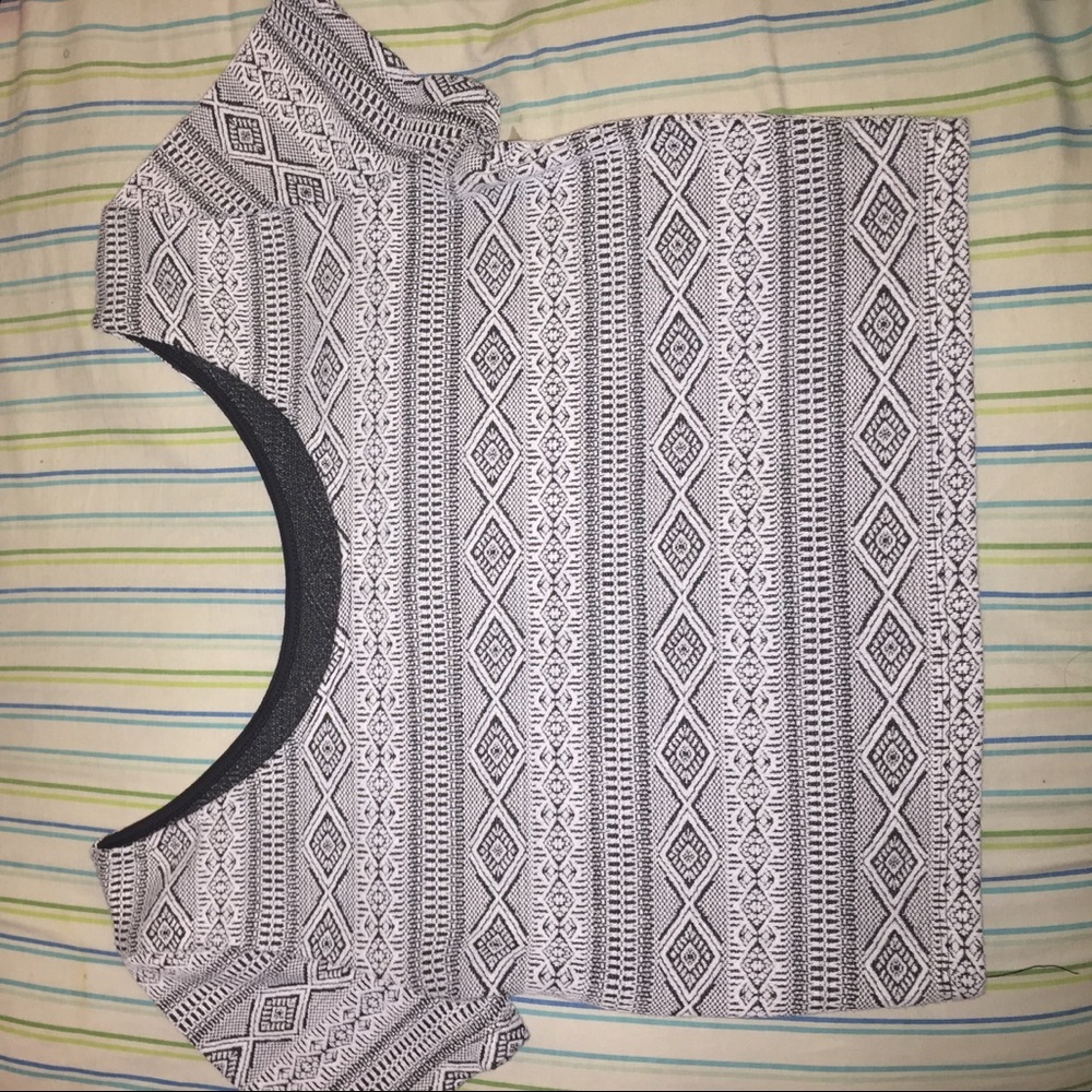 Patterned Crop Top✨ - Picture 2 of 5