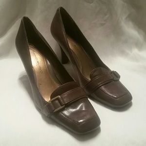 Brown Bandolino heels with buckle detail sz 7.5