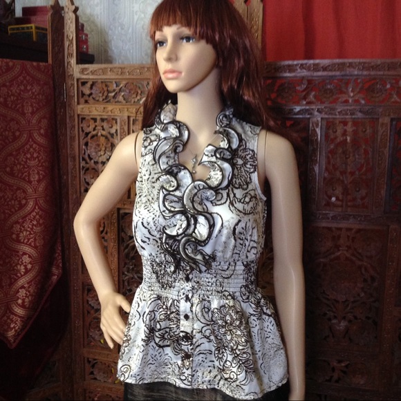 iZ Byer printed white ruffled blouse, size small - Picture 8 of 8