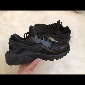 Nike all black huaraches size 7 1/2