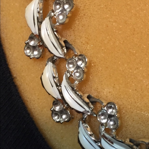 Vintage white leaves & white beads - Picture 2 of 3