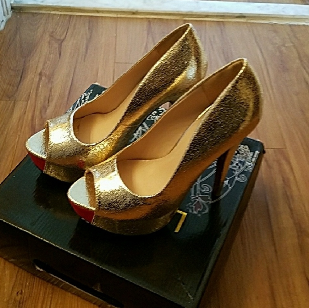 Beautiful Metallic Gold Platform Peep-Toe 👠