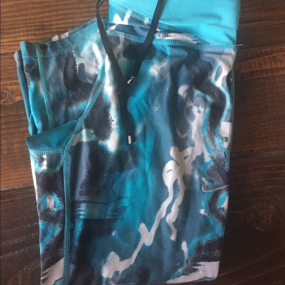 Nike dry-fit capri workout leggings