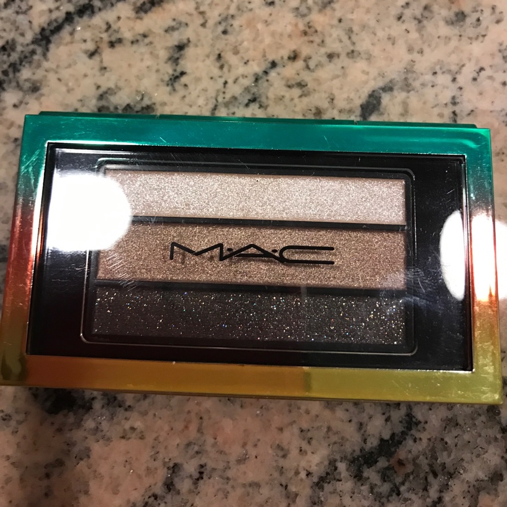 Brand new MAC eye shadow palette