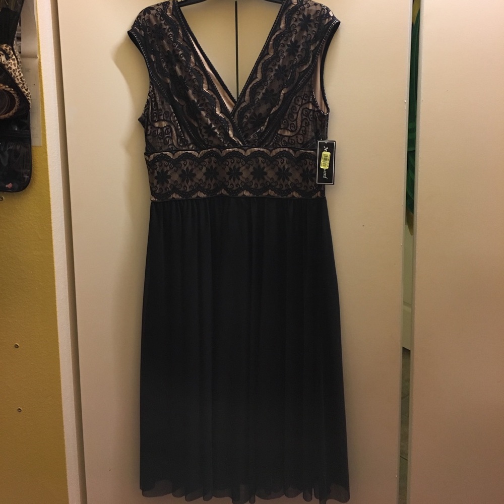 Beautiful Jessica Howard black dress