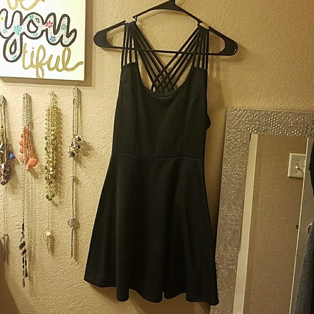 Cute LBD w/ criss cross back details!