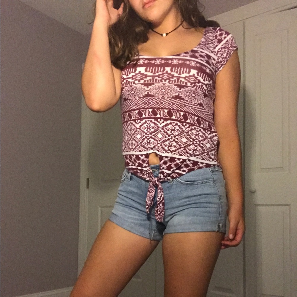 Fitted t-shirt and jean shorts